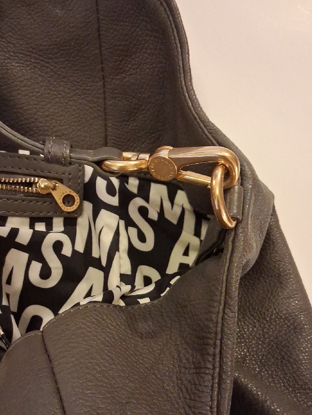Vintage Large Marc Jacobs Grey Leather Shoulder Tote with Gold Plaque Key Chain - Picture 4 of 5